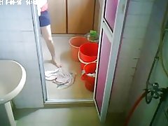 ผู้ใหญ่กำลังอาบน้ำ