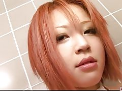 แน่นอนและ busty อายุยังไม่ถึงเกณฑ์ที่รักจิ๋ fondling อยู่ในห้องน้ำ