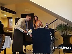 พสาวเปลือยเปิดประตูสำหรับห้องบริการ