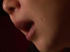 เด็กผู้หญิงสองและเป็นคนบ้าในขณะที่คนอื่นดู