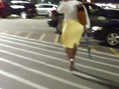 สะโพกกว้าง,milf แน่นสีเหลืองกระโปรง..