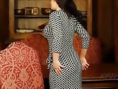 ความงาม performs เซ็กซี่ striptease