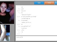 น่ารักผู้หญิงแสดงหัวนมและอย่างมาห่วยนิ้วมือของเธอ